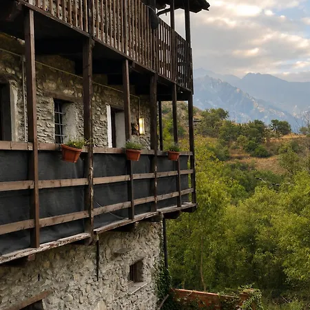 Historic Stone Loft & Alpine Mountain View Apartamento
