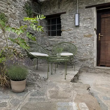 Historic Stone Loft & Alpine Mountain View Apartamento
